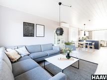 Olohuone ja keittiö luo yhtenäisen tilan