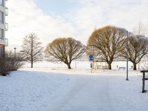 Talon ohi kulkee rannan lenkkeily- ja järven ulkoilumahdollisuudet