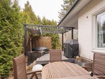 Terassilla on palju, joka kuuluu kauppaan.