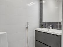 Yläkerran erillinen wc nro 2.