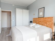 Makuuhuoneessa liukuovikaapisto