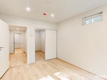 Alakerta | Makuuhuone 1 - näkymä kohti vaatehuonetta