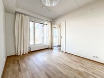 Olohuoneen vieressä on 1. makuuhuone. Huoneeseen mahtuu hyvin parisänky.