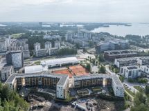 Ainoan kattavat palvelut sekä metroasema ovat täältä muutaman minuutin kävelymatkan etäisyydellä.
