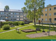 Lasten leikkipaikka löytyy sisäpihalta.