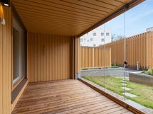 Valokuva asunnosta C 51 - lasitettu terassi sekä istutusaltain rajattu oma asuntopiha.