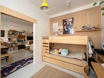Makuuhuone on erotettu olohuoneesta liukuovella