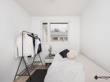 Alakerran makuuhuone.