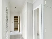 Eteiskäytävällä ja vaatehuoneessa on säilytystilaa.