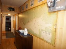 Upea vesistökartta ikuistettu pitkän käytävän seinään