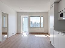 Keittiö ja olohuone muodostavat avaran yhtenäisen tilan