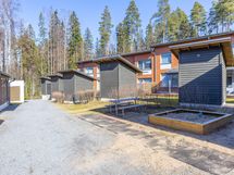 Taloyhtiön pihaa