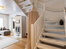 Eteisen jälkeen olohuoneen puolelta on kulku yläkertaan