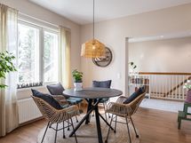 Ruokailutila keittiön päädyssä