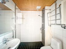 Kylpyhuone on saneerattu ja pieni pesukone mahtuu.