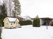 Pihalla on leikkimökki ja varasto