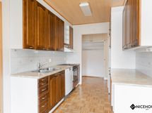 Keittiöön on käynti eteisestä ja ruokailutilasta.