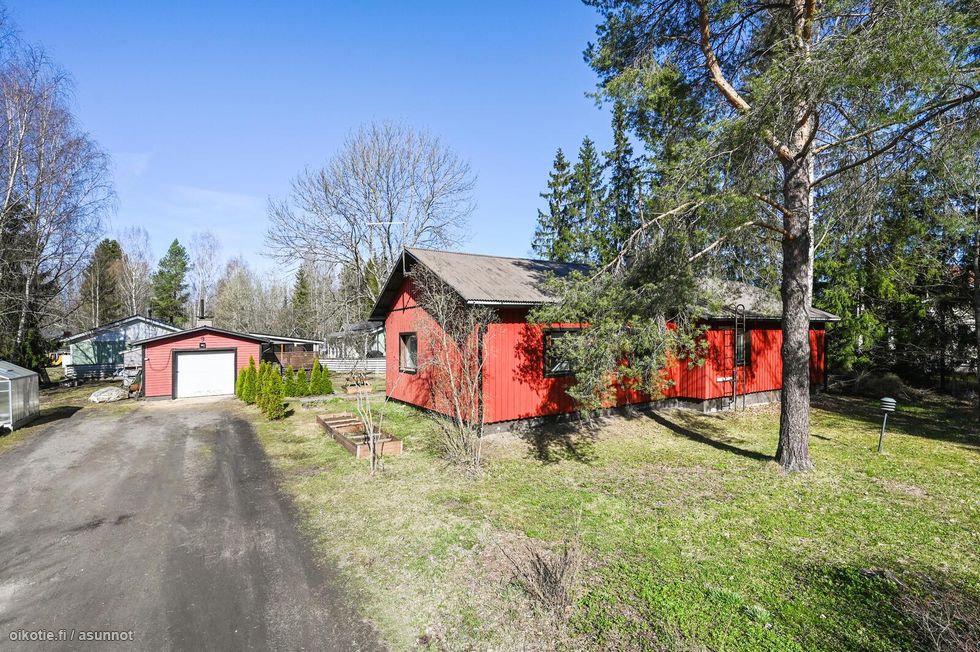 Talo ja talli/saunarakennus kadulta päin