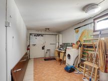 Autotallin toinen osa / Den ena delen av garaget