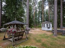 taloyhtiön piha-aluetta