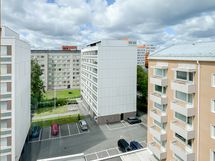 Näkymä huoneistosta suojaisalle takapihalle länteen.