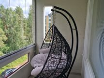 Lasitettu parveke järvelle päin