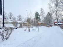 Taloyhtiön takapiha on viihtyisä ja siellä on myös grillipaikka