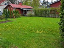 tilava nurmialue, jossa keinut ja hyvä tila vaikkapa trampoliinille