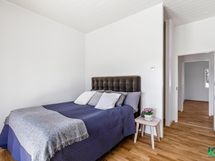 Yksi asunnon neljästä makuuhuoneesta - Ett av bostadens fyra sovrum