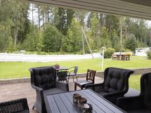 Olohuoneesta käynti patiolle (kuva vehreämpään aikaan, jotta näkee mitä lumen alla on)