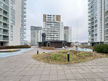 Taloyhtiön sisäpihalla pieni kuntoilu- ja leikkialue.