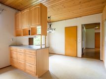 Näkymä keittiöstä eteisaulaan. Vasemmalla kylmiön ovi.