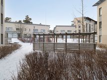 Parvekenäkymä pihalle