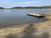 Omakotiyhdistys ylläpitää uimarannan laitureita.
