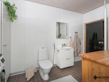 Tilava pesuhuone-wc