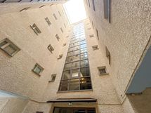 Rappujen välissä oleva valokuilu on rakennusvuodelle tyypillinen ratkaisu.