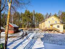 Pihasauna ja piha-aluetta