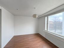 Tilava huone on helppo jakaa makuu- ja oleskelutilaksi.