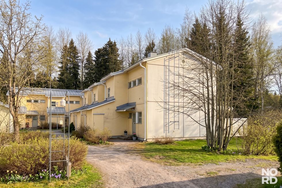 Julkisivua ja taloyhtiön pihaa 