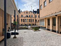 Sisäpihan puoleisen sisäänkäynnin näkymä Yo-talon suuntaan