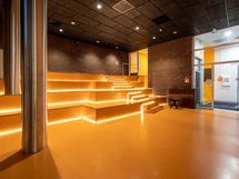 Yhtiön käytössä oleva "Stage"-huone, jossa voit järjestää esityksiä