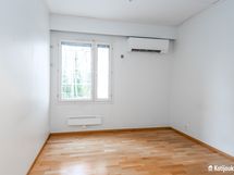 Alakerran 2.makuuhuone jossa ilmalämpöpumppu