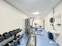 Taloyhtiössä on hyvä kuntosali, ja saunakin löytyy.