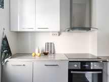 Kiva keittiö, hyvin kaappi- ja laskutilaa