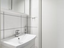 Kylpyhuoneen ja erillisen wc:n välissä on ovi.