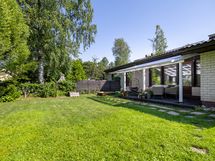 Takapihalla paljon tilaa ja kaunis nurmikko