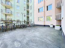Näkymä sisäpihalta. Täällä säilytetään polkupyöriä