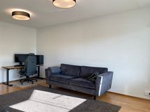 Näkymä keittiön suunnasta olohuoneeseen