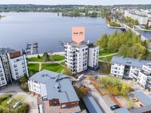 Ilmakuva etujulkisivusta Vanajaveden suuntaan