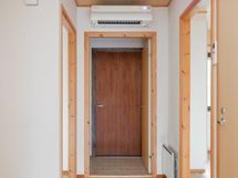 Ilmalämpöpumpun sisäyksikkö on eteisessä.